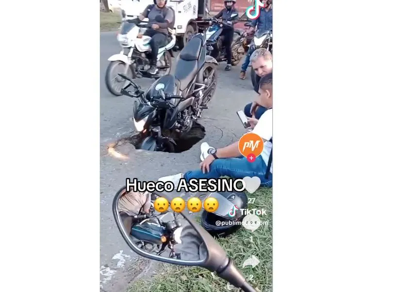 Hay video ¡Tremendo HUECO! Se “tragó” a una motocicleta y por poco hay tragedia