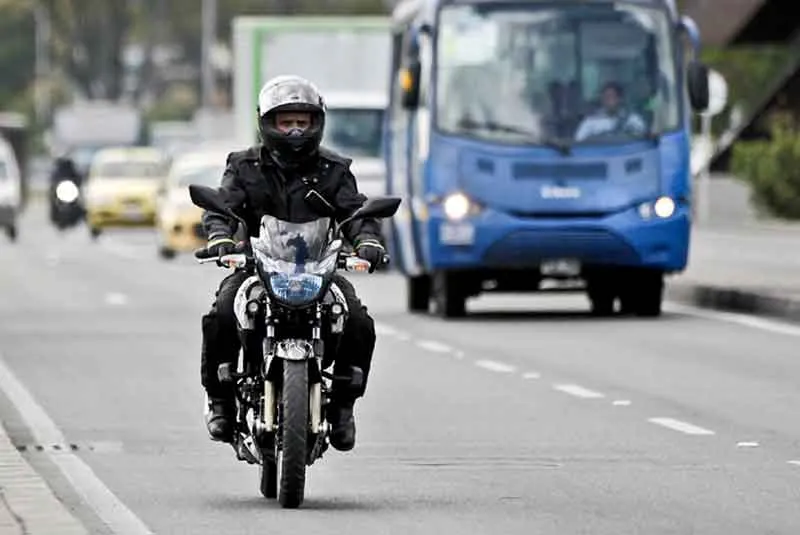 Si me sujeto de otra moto, ¿me pueden inmovilizar la motocicleta? Esta es la verdad