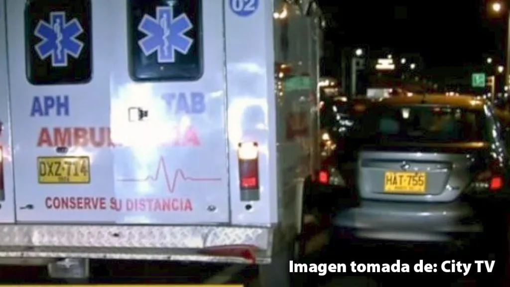 HAY-VIDEO-Ambulancia-arrastro-a-conductor-colgado-en-su-espejo-luego-de-chocarle-su-carro