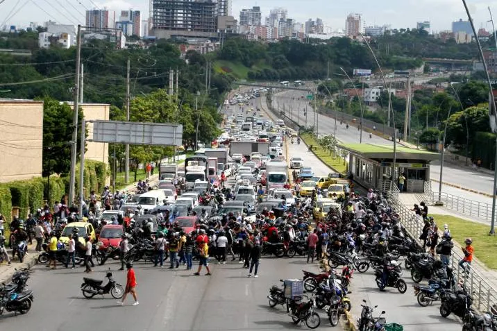 El Bukele Colombiano va contra el mototaxismo en Santander
