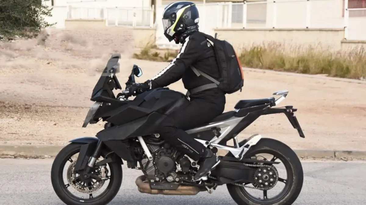 Paparazzi-Se-aproxima-una-poderosa-motocicleta-1390-que-busca-reinar-en-el-segmento