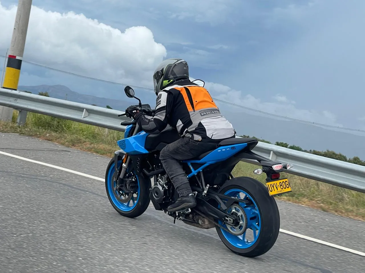 Así nos fue en la prueba de la Suzuki GSX 8S. Una moto distinta al montarla