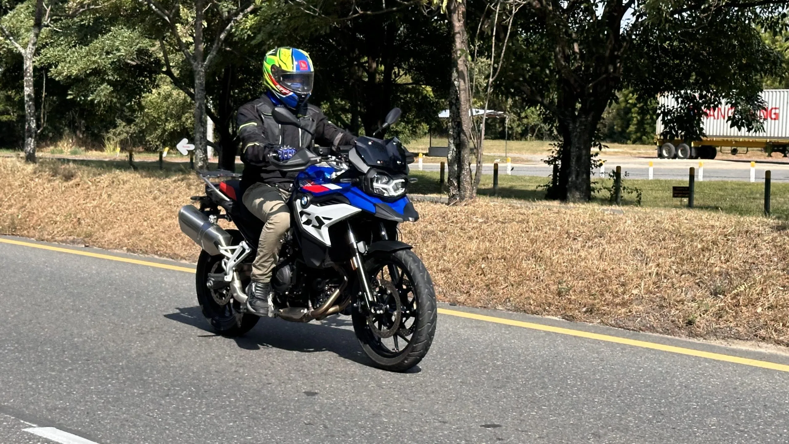 Conozca una imponente BMW que fue llevada al límite en una prueba de calle